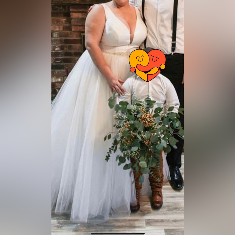 Allure Romance plus size wedding dress. Size 24. Ivory, Nude, Silver